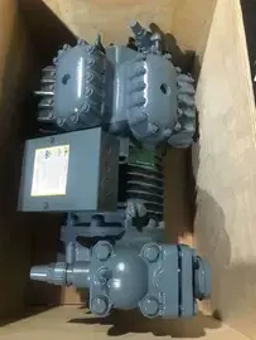 Поршневой полугерметичный компрессор Copeland D2SK-75X с мощностью 7.5 л.с.