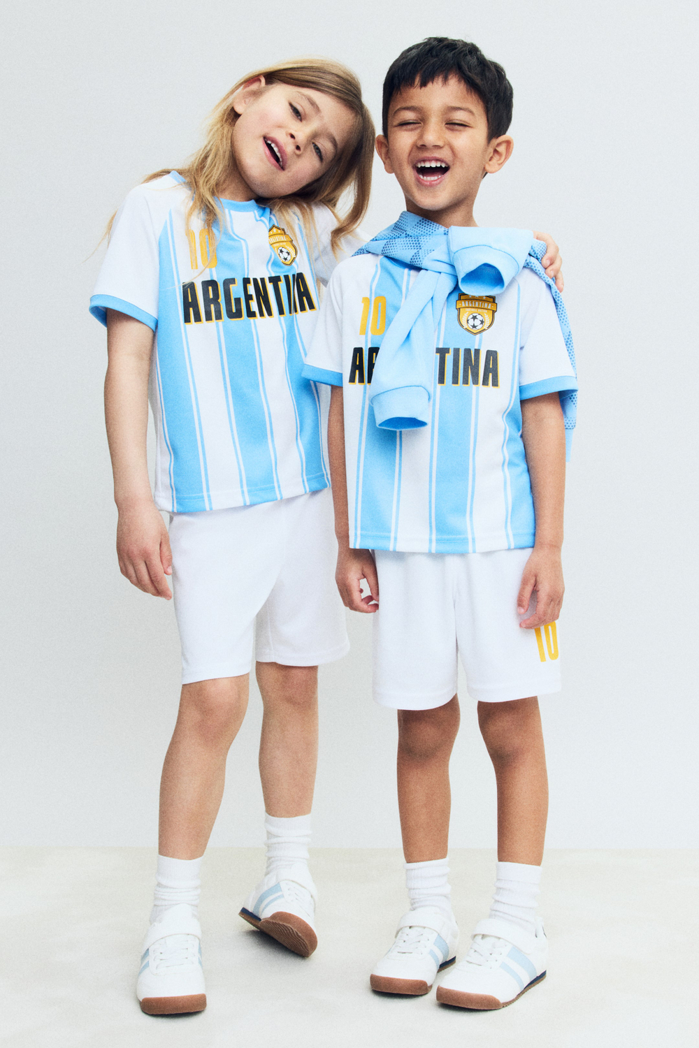 H&M Комплект из шортов и футболки, светло-голубой