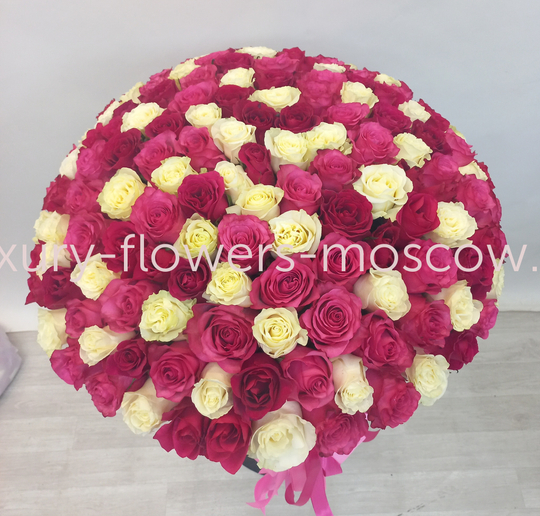 125 Эквадорских роз в шляпной коробке 4