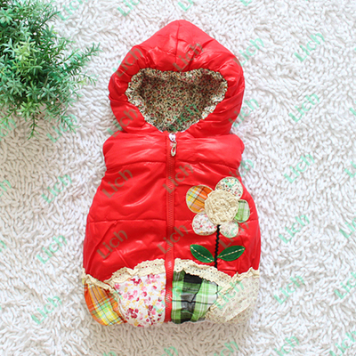 Жилет детский с капюшоном и аппликациями с кружевом