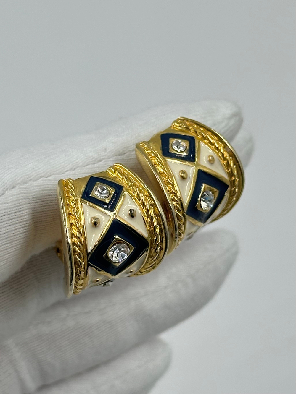 Клипсы с кремовой и синей эмалью