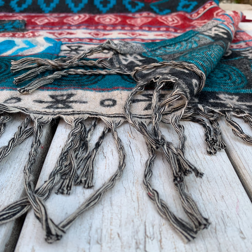 Пончо шерстяное с орнаментом