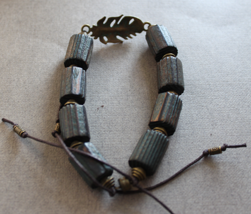 Браслет ПЕРО УДАЧИ, латунь, лиственница