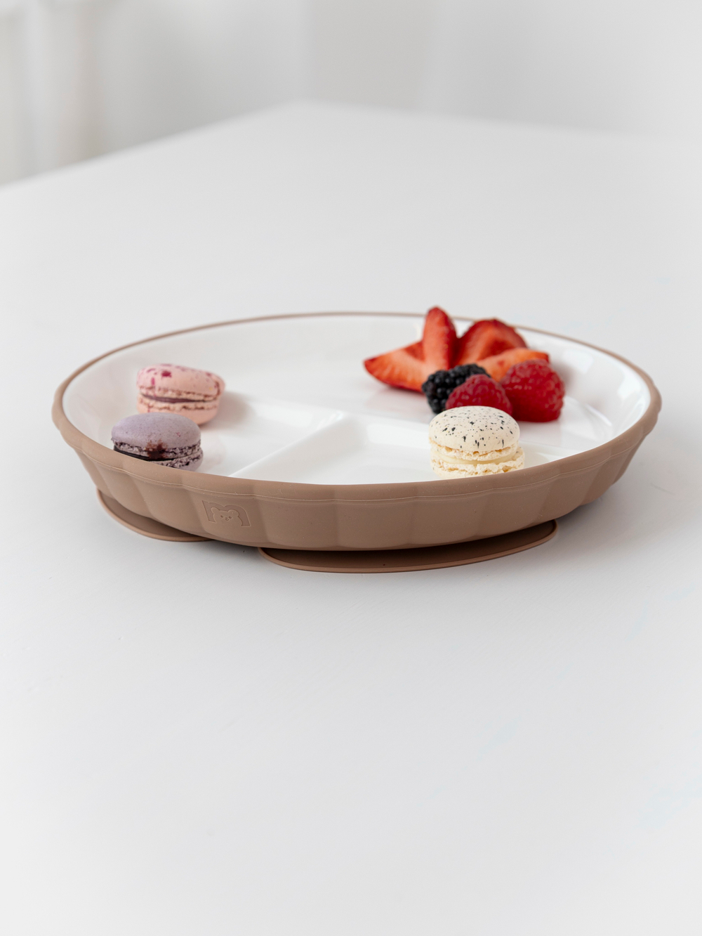 Фарфоровая тарелка секционная на силиконовой присоске, Hazelnut