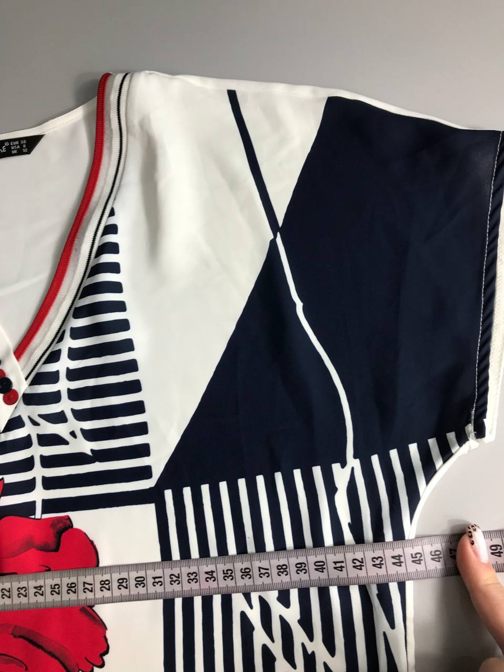 Футболка Joliesse стильная, маркировка 38, визуально на 44-46 размер