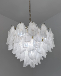 Подвесная люстра с каскадом полупрозрачных стеклянных лепестков,
