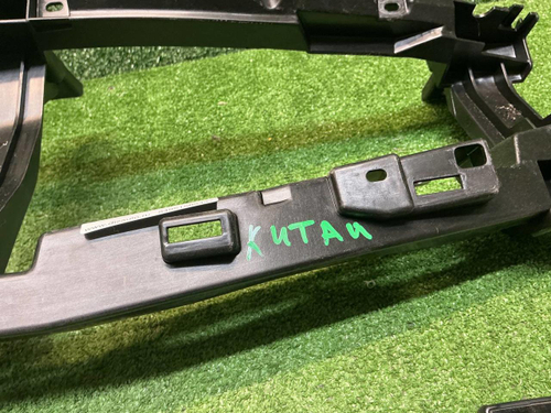 Кронштейн решетки радиатора Knewstar 001 (24-нв)