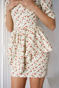 Платье мини с декольте и баской