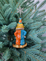 Клоун в оранжево-голубом костюме