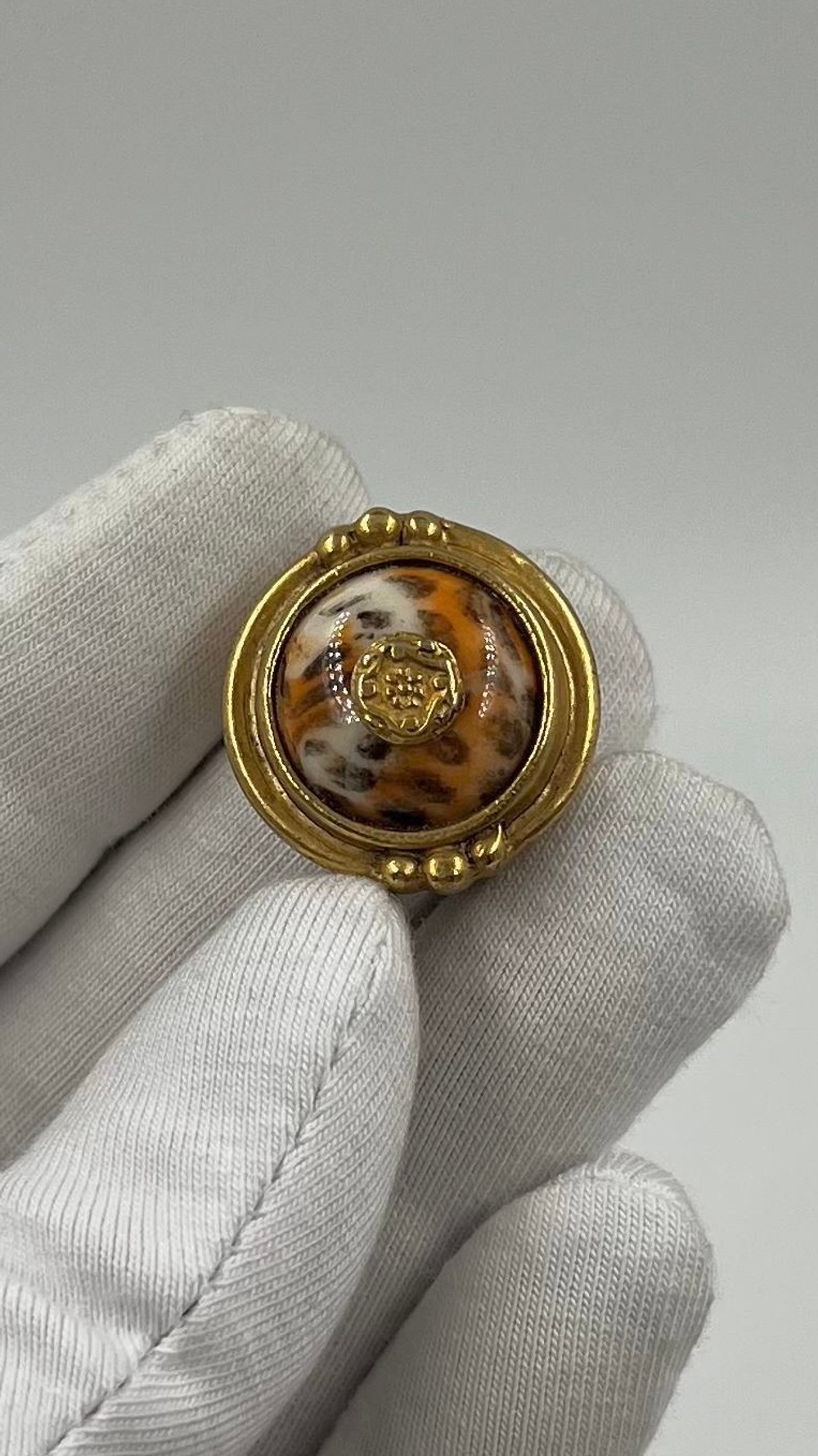 Накладка на пуговицу с пятнистой вставкой