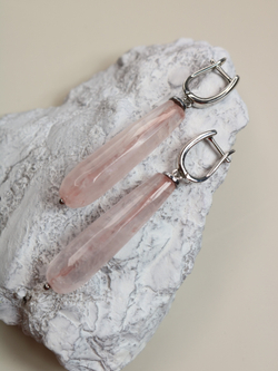 alt="Огранённый розовый кварц, серебристая фурнитура —бижутерия Викторинэль"