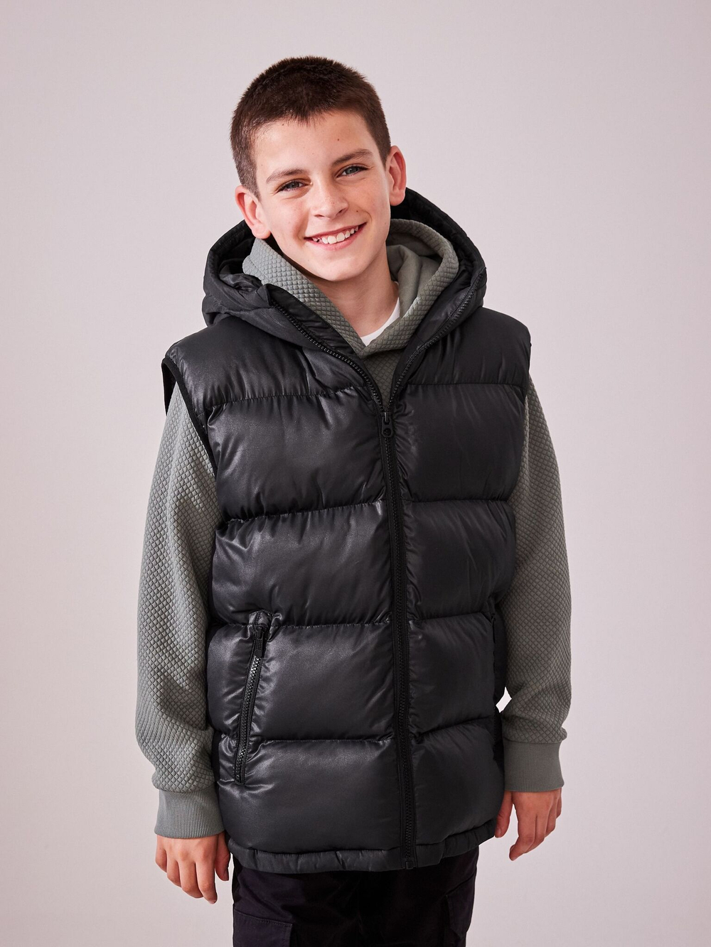 Жилет утепленный с капюшоном для мальчика Next Q96-674, Черный