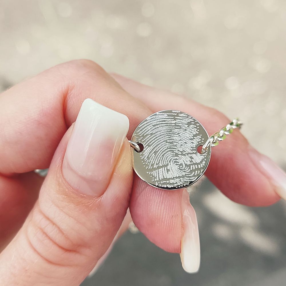 Серебряный браслет монетка с гравировкой отпечатка пальца на заказ