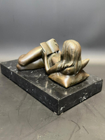 Бронзовая скульптура «Девушка с книгой»