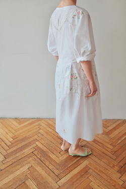 Платье с цветочной вышивкой