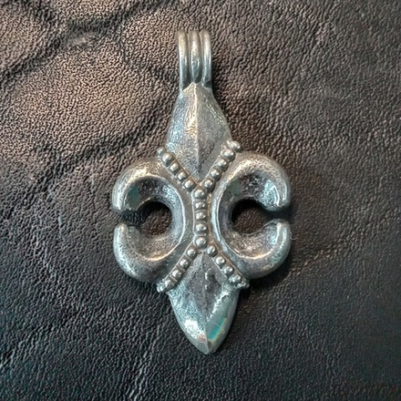 Подвеска. Лилия