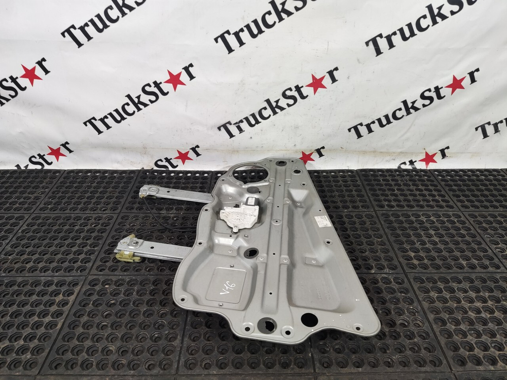 Стеклоподъемник правый в сборе