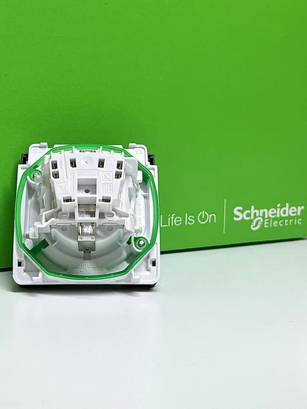 Schneider Electric Mureva Styl Антрацит Розетка с/з шторками и крышкой, IP55, Schneider Electric, MUR36134
