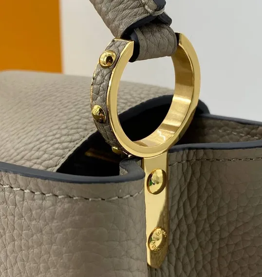 Сумка Louis Vuitton Capucines BB серо-бежевый
