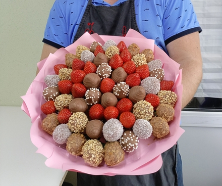 Большой букет из клубники в шоколаде