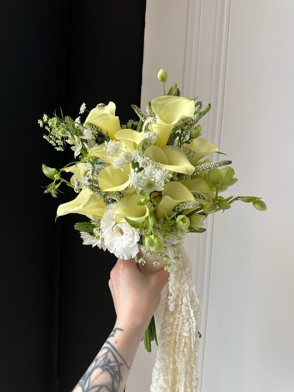 Свадебный букет из белых калл, лизиантуса, хелеборуса, вероники и амаранта