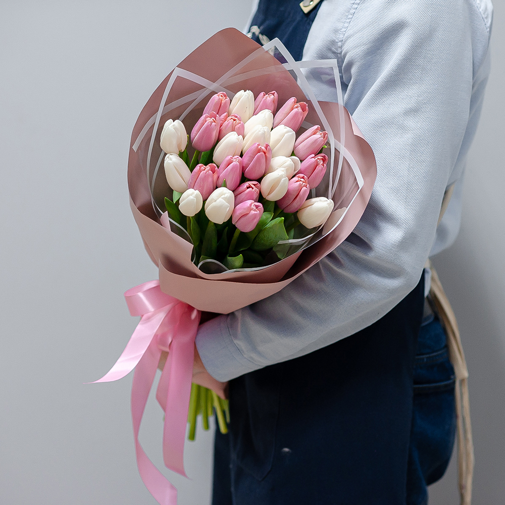 Белые и розовые тюльпаны