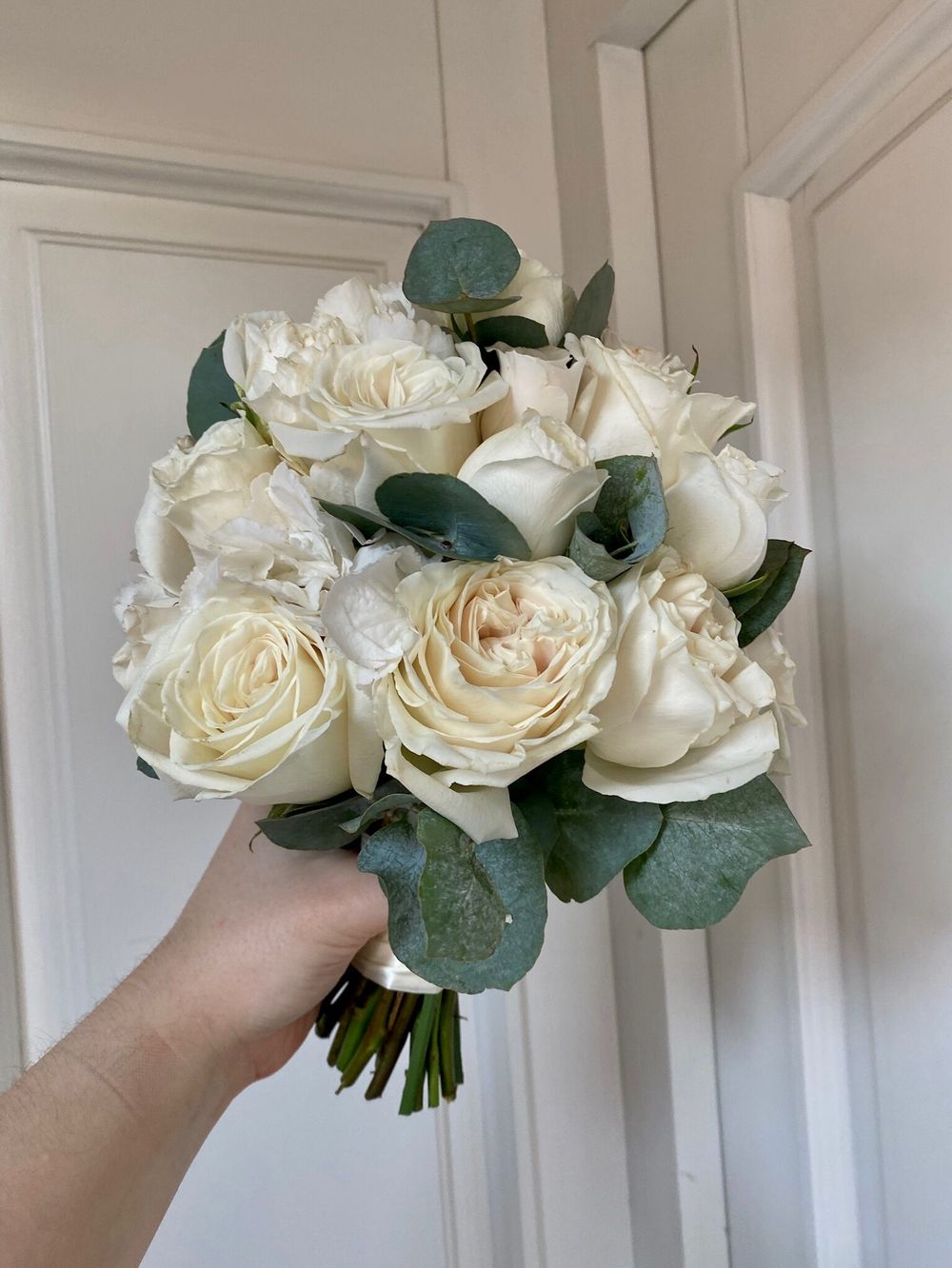 Свадебный букет из гортензии, эвкалипта, кустовых пионовидных и одноголовых роз