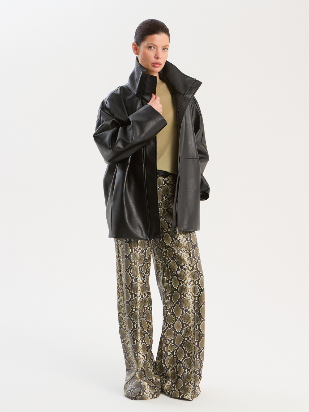 Куртка с воротником стойкой из экокожи