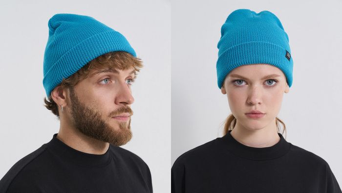 Молодой человек и девушка в шапке COOL ZONE