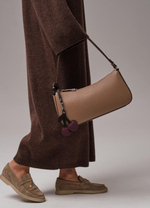 Кожаная сумка багет кросс-боди коричневый капучино