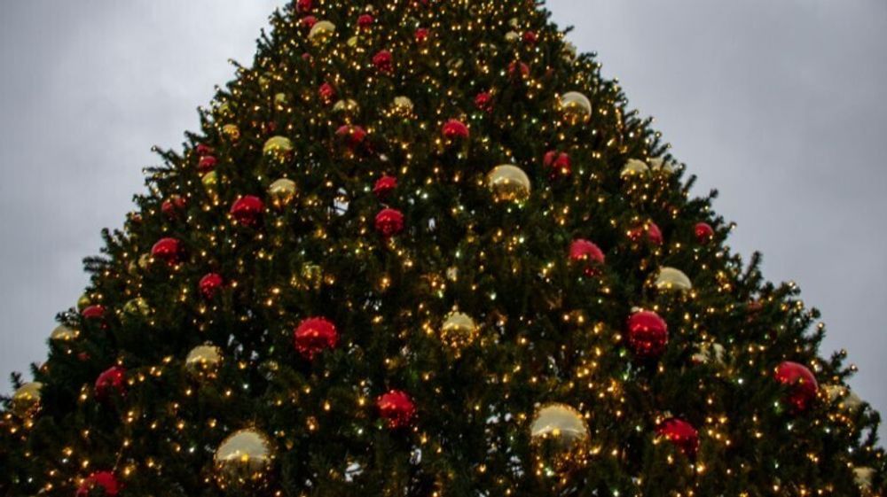 Светодинамическая елка каркасная - встроенная гирлянда: теплый свет - "Уральская" 19 м