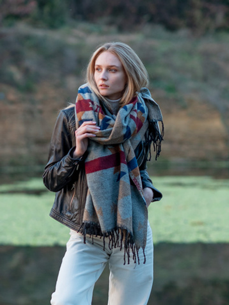 Палантин теплый с орнаментом Навахо