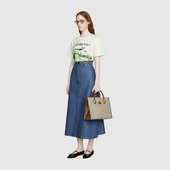 Маленькая сумка-тоут Gucci GG Supreme из парусины бежевый