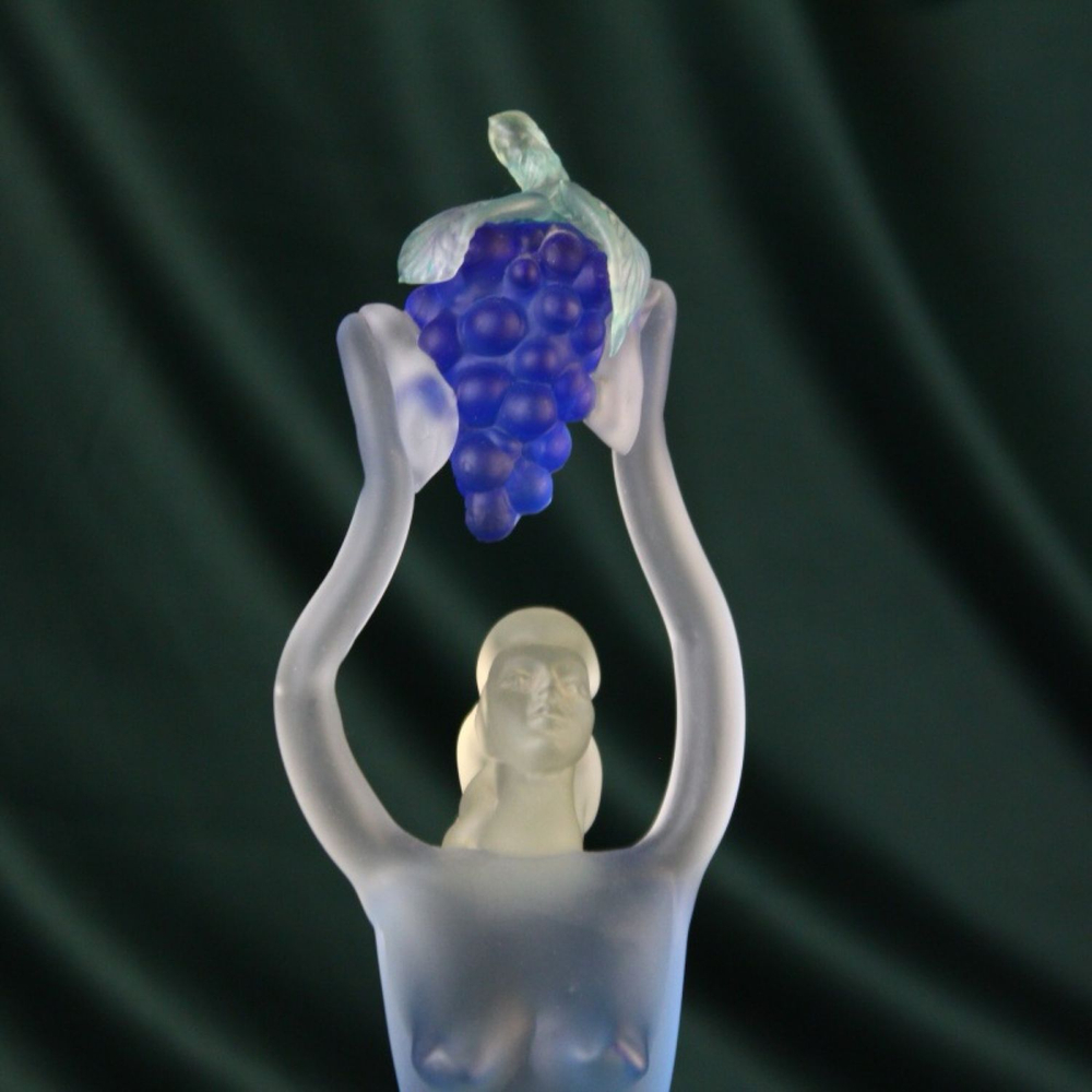Скульптура "Фигура девушки с гроздью винограда"