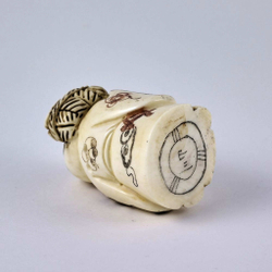 Нэцкэ Девочка Карако с корзиной рыбы на плече и персиком