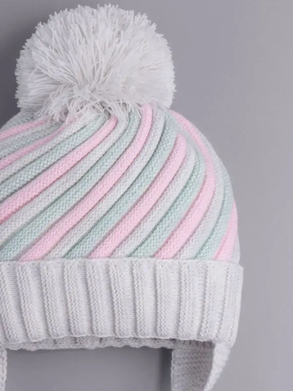 Шапка для девочки на завязках на осень