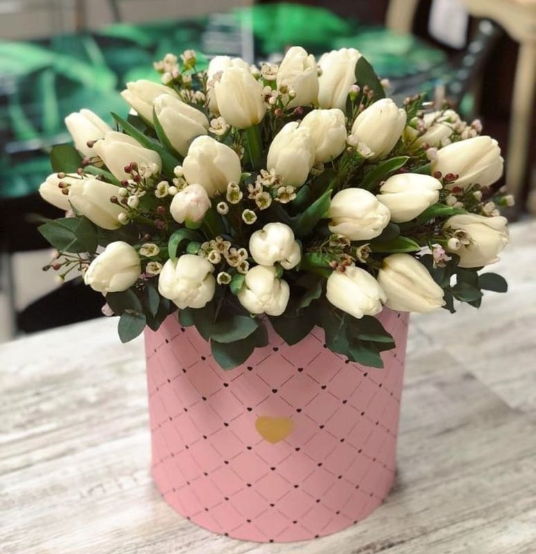 Букет тюльпанов в шляпной коробке (ШК-75)