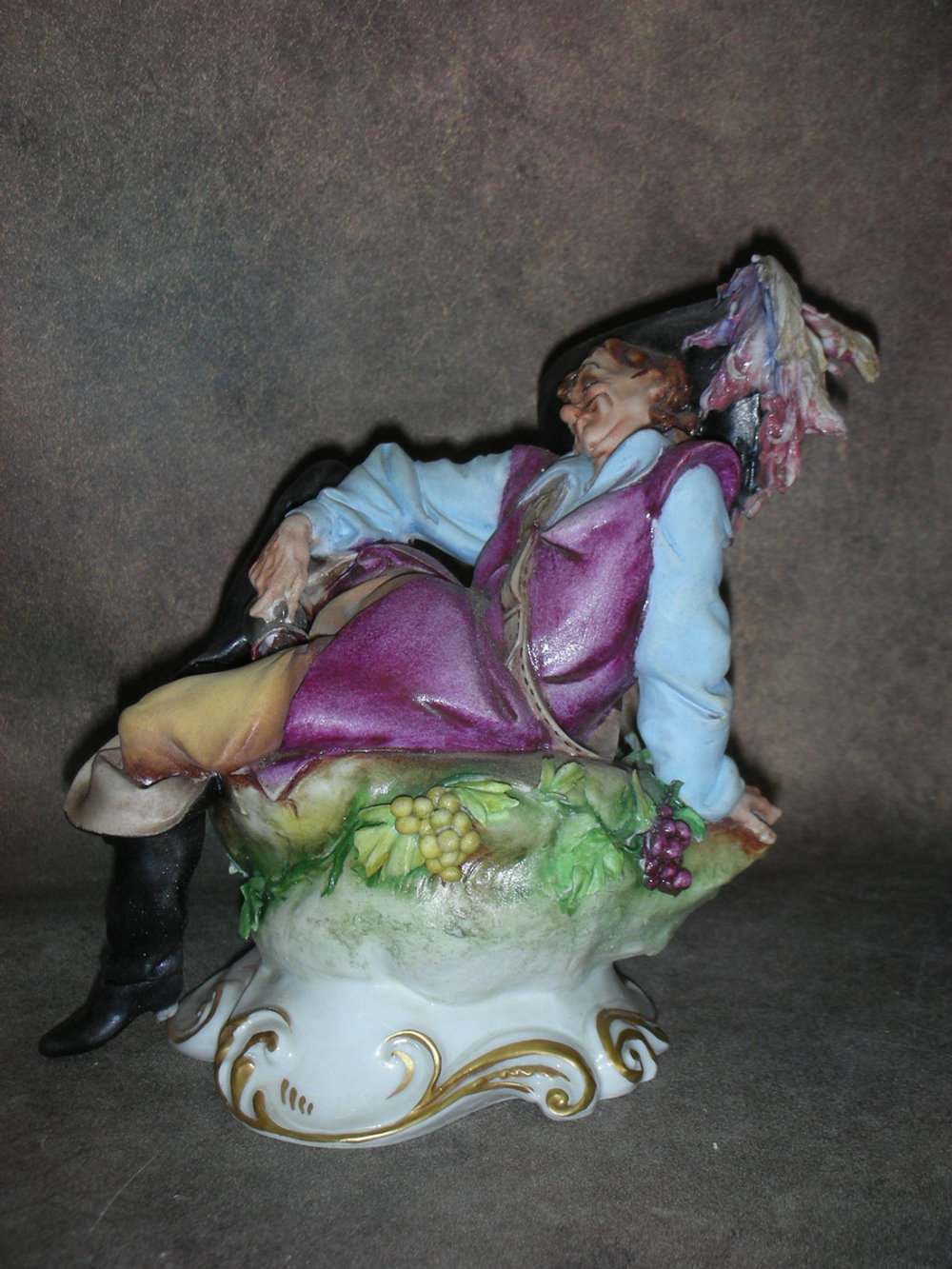 Статуэтка. Фарфор. Спящий мушкетёр. Capodimonte. Италия