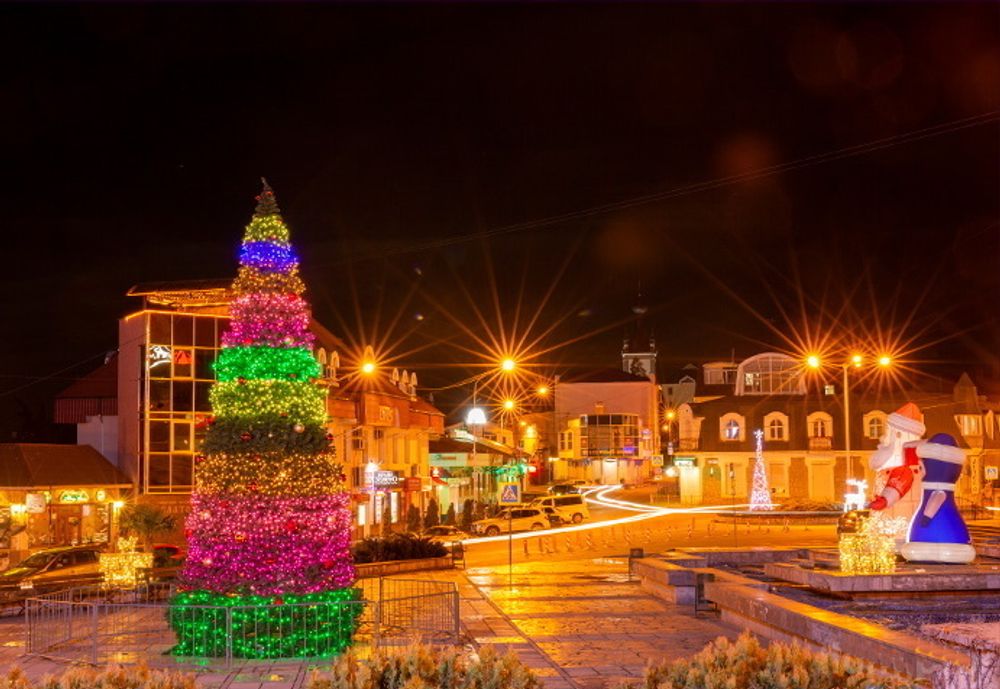 Светодинамическая елка каркасная-узкая с встроенной гирляндой "Евро-2" 24 м