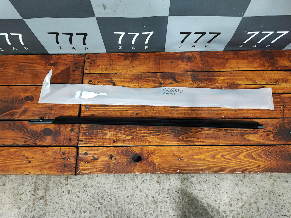 Молдинг стекла переднего правого Toyota C-HR Новый Оригинал 7571010090