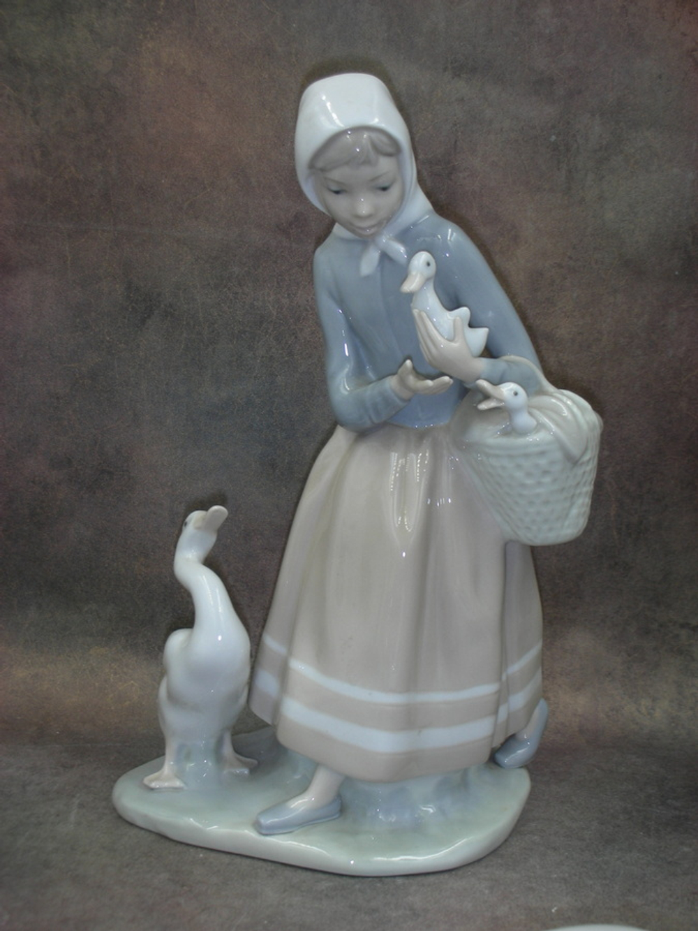Статуэтка. Фарфор. Девушка с гусями. Lladro. Испания