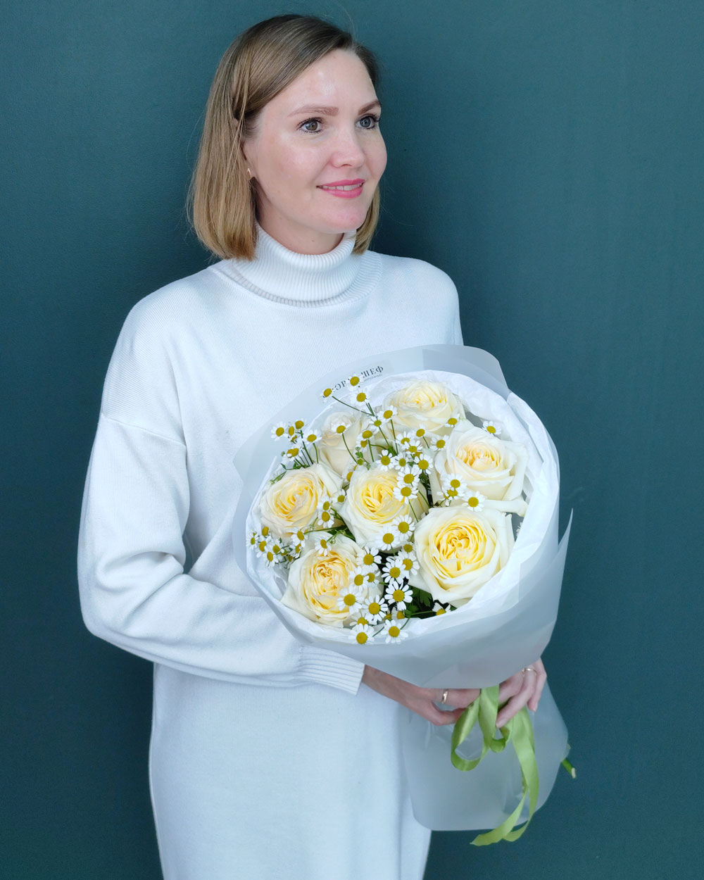 Букет из ромашки и розы пионовидной Канделайт(00480)