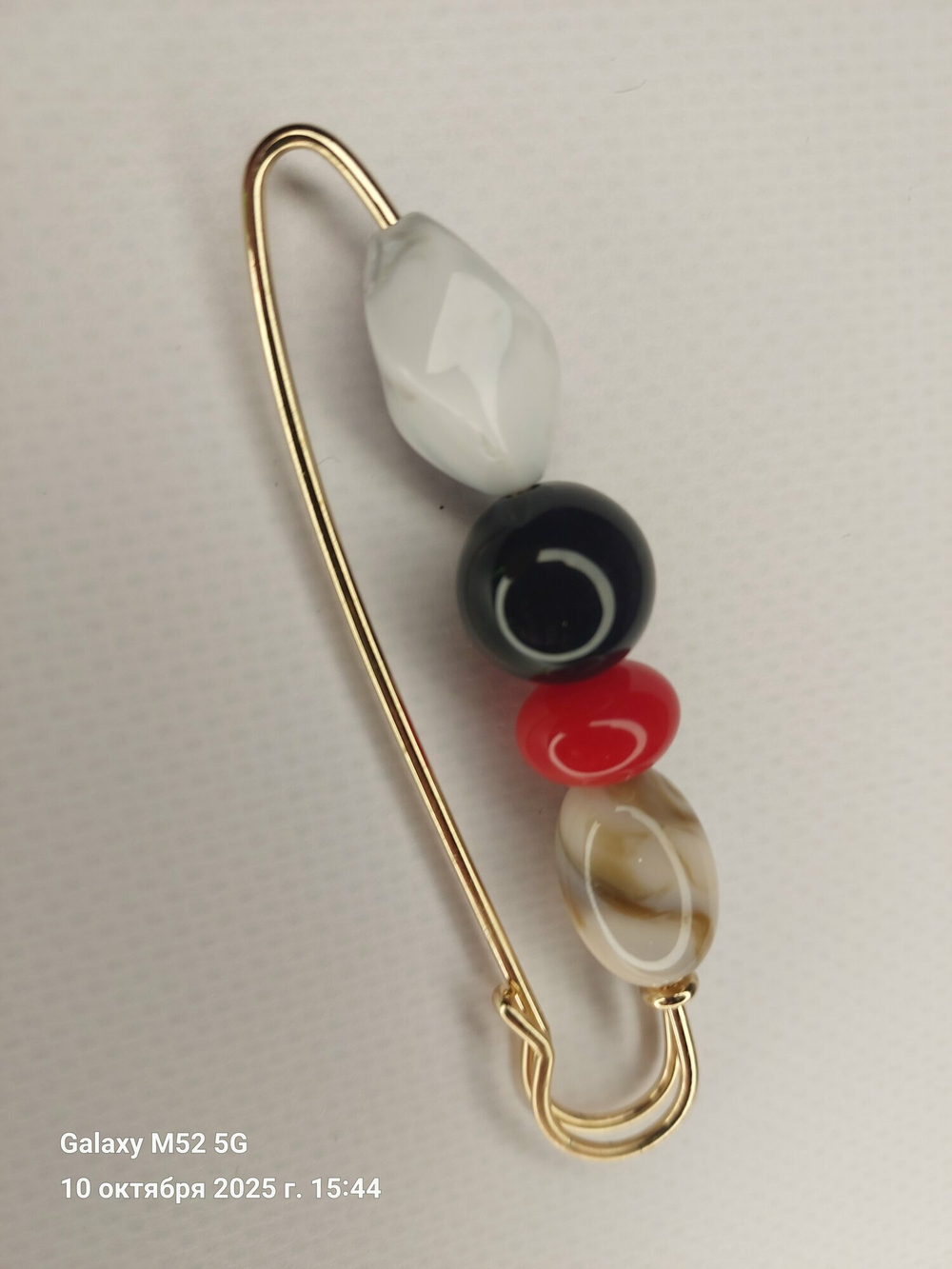 Булавка брошь "Цветные камешки" для кардигана, пальто, платков, костюмов, одежды. Цвет серый красный