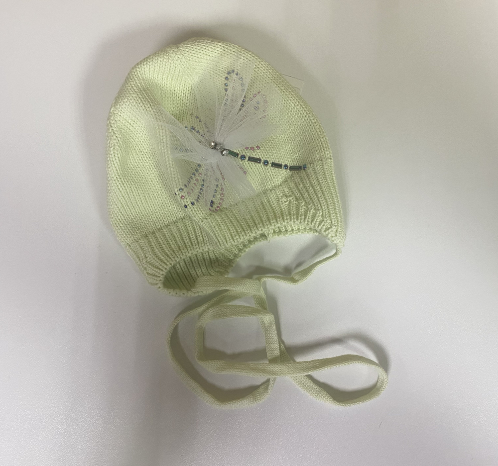 Шапка светло-салатовая со стрекозой на девочку новорожденную трикотажная однослойная с завязками на объем головы 38,40 см
