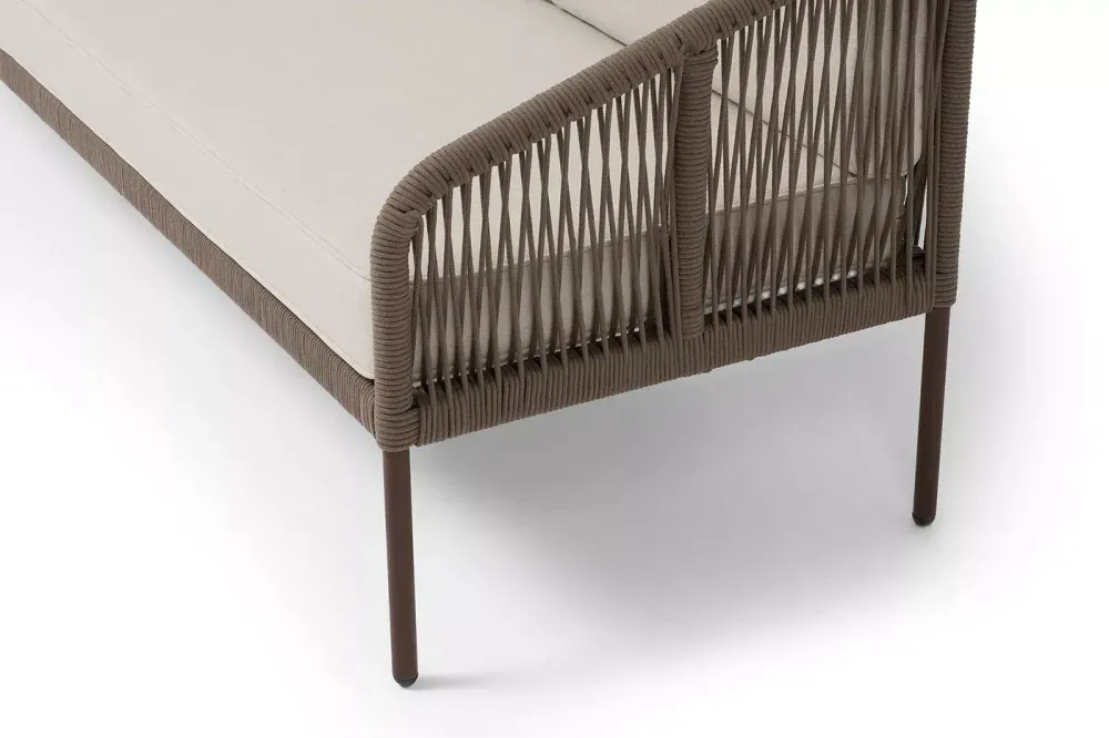 "Канны" диван 3-местный плетеный из роупа, каркас алюминий коричневый (RAL8016) муар, роуп коричневый круглый, ткань бежевая 035