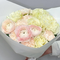 «Утро без слов» букет из ранункулюсов, французских роз и диантусов