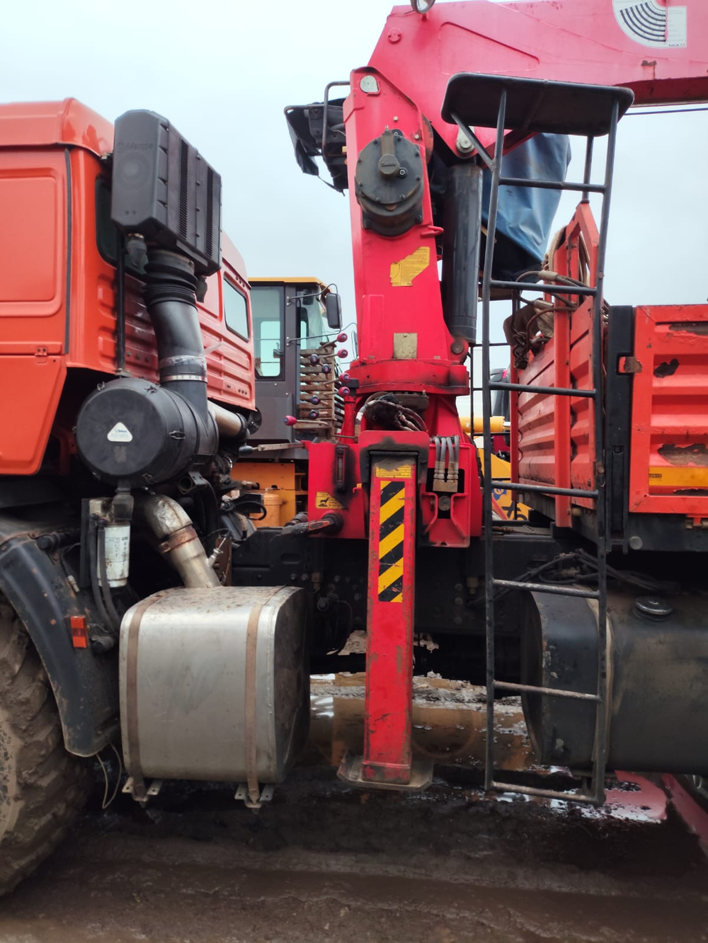 КамАЗ 43118 6x6 Бортовой с КМУ 41K00G-LA (Дизельный, 11,8 л, 300 л.с., МТ)