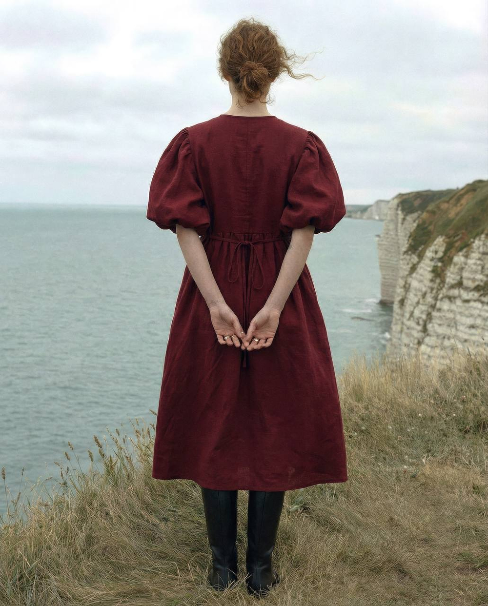 Платье с жабо и рукавами-фонариками из крапивы цвета бордо