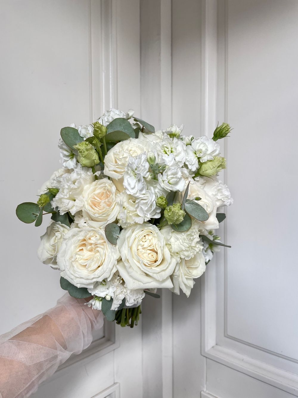 Свадебный букет из лизиантуса, эвкалипта, одноголовых роз и маттиолы