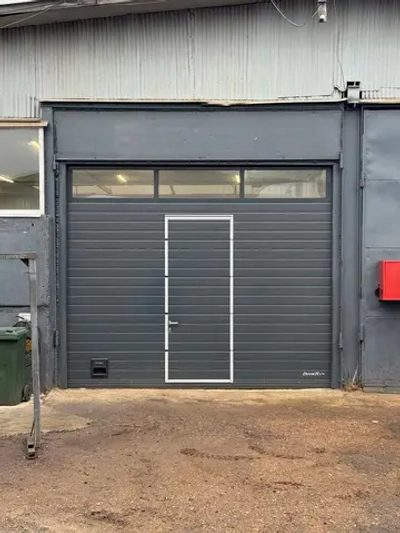 Секционные ворота с калиткой